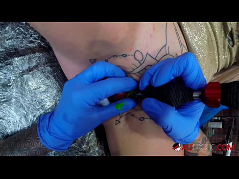 ❤️ E dashura jashtëzakonisht e bërë me tatuazhe, Sully Savage, bëri një tatuazh në klitorisin e saj ☑ Porno në pornografi sq.eviewporn.ru